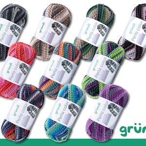Könnte beinhalten: Eine Sammlung von zehn Garnknäuel in verschiedenen Farben und Mustern. Das Garn ist mit "gründl Perla color" gekennzeichnet.