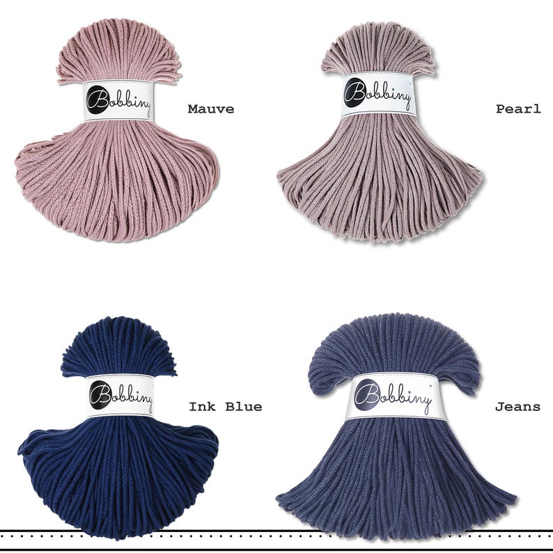 K&ouml;nnte beinhalten: Vier Str&auml;nge Bobbiny-Kordel in einer Rasteranordnung, jeweils mit einer wei&szlig;en Papierbanderole mit dem Text Bobbiny. Die Farben sind als Mauve, Pearl, Ink Blue und Jeans beschriftet und zeigen verschiedene Nuancen von Violett, Grau und Blau.