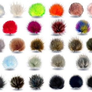 Könnte beinhalten: Sortiment von 24 Kunstfell-Bommeln in verschiedenen Farben, darunter Weiß, Grau, Schwarz, Braun, Rot, Rosa, Blau, Grün und Lila. Die Bommeln sind alle ungefähr gleich groß und in einem Raster angeordnet.