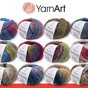 Könnte beinhalten: Zwölf Knäuel YarnArt Harmony Garn in verschiedenen Farbkombinationen. Jedes Knäuel ist eine Mischung aus verschiedenen Farben, wodurch ein einzigartiger und farbenfroher Look entsteht. Das Garn ist mit dem Markennamen "YarnArt" und dem Wort "harmony" gekennzeichnet.