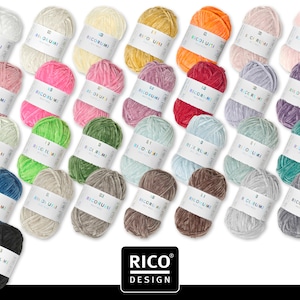 K&ouml;nnte beinhalten: Eine Sammlung von 24 Garnkn&auml;uel in verschiedenen Farben, darunter Rosa, Gr&uuml;n, Blau und Beige. Das Garn ist weich und flauschig und perfekt zum Stricken oder H&auml;keln. Das Garn ist mit "RICORUMI" und "RICO DESIGN" gekennzeichnet.