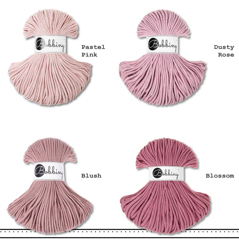 K&ouml;nnte beinhalten: Vier Str&auml;nge aus Bobbiny-Baumwollkordel, angeordnet in einem Raster. Jeder Strang hat ein wei&szlig;es Papieretikett mit dem Markennamen Bobbiny. Die Farben sind als Pastel Pink, Dusty Rose, Blush und Blossom beschriftet und zeigen Rosat&ouml;ne.