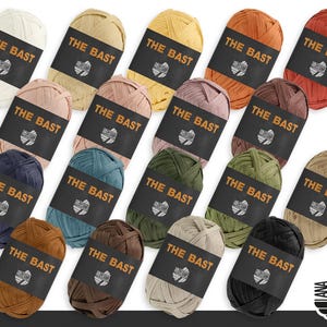Può includere: Una collezione di gomitoli di lana colorati, ciascuno con un'etichetta nera che recita "THE BAST". La lana è disponibile in una varietà di tonalità, tra cui bianco, giallo, rosa, blu, verde e marrone. È visibile anche il marchio "Lana Grossa".