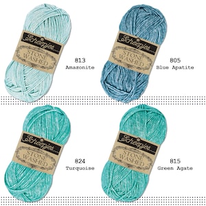 K&ouml;nnte beinhalten: Vier Kn&auml;uel Scheepjes Stone Washed Garn in verschiedenen Farben: Amazonit, Blauer Apatit, T&uuml;rkis und Gr&uuml;ner Achat. Jedes Kn&auml;uel hat ein Etikett mit dem Markennamen und den Worten "Stone Washed".