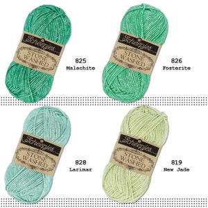 K&ouml;nnte beinhalten: Vier Kn&auml;uel Scheepjes Stone Washed Garn in verschiedenen Farben: Malachit, Forsterit, Larimar und New Jade. Jedes Kn&auml;uel hat ein Etikett mit dem Markennamen und dem Farbnamen.