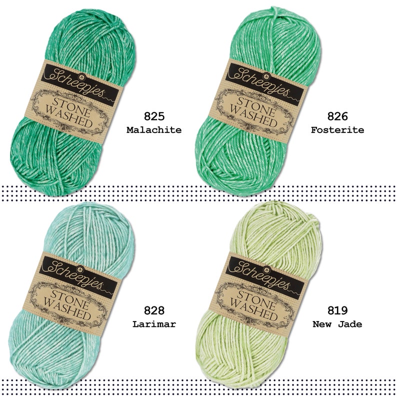 K&ouml;nnte beinhalten: Vier Kn&auml;uel Scheepjes Stone Washed Garn in verschiedenen Farben: Malachit, Forsterit, Larimar und New Jade. Jedes Kn&auml;uel hat ein Etikett mit dem Markennamen und dem Farbnamen.