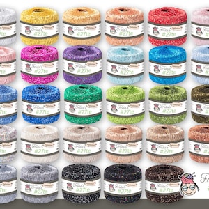 Könnte beinhalten: Eine Sammlung bunter Garnknäuel, jeweils mit der Aufschrift "Frida's #27te." Das Garn ist in einer Vielzahl von Farben erhältlich, darunter Weiß, Gelb, Orange, Rot, Rosa, Lila, Blau, Grün und Braun. Das Garn ist fest gewickelt und wirkt weich.