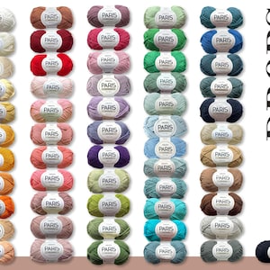 以下が含まれることがあります： 白、赤、ピンク、紫、青、緑、黄、オレンジ、茶色など、さまざまな色の糸の玉が48個集められています。各玉には「DROPS PARIS」のラベルが貼られており、白いラベルに黒い文字で書かれています。