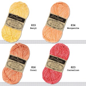 K&ouml;nnte beinhalten: Vier Kn&auml;uel Scheepjes Stone Washed Garn in verschiedenen Farben: Beryl (gelb), Morganit (orange), Koralle (pfirsich) und Karneol (rot).