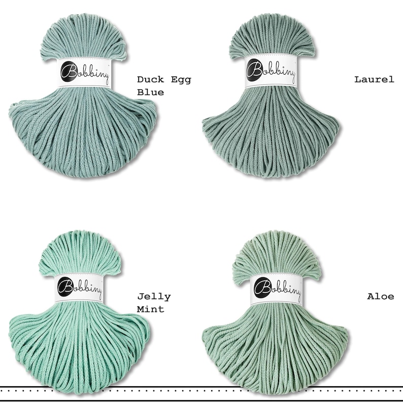 K&ouml;nnte beinhalten: Vier Str&auml;nge Bobbiny-Kordel in einem Raster angeordnet. Jeder Strang hat eine wei&szlig;e Papierbanderole mit dem Text Bobbiny. Die Farben sind als Duck Egg Blue, Laurel, Jelly Mint und Aloe beschriftet und zeigen verschiedene Gr&uuml;n- und Blaut&ouml;ne.