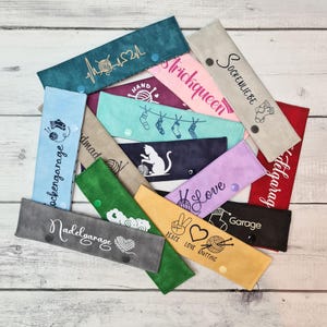 Könnte beinhalten: Eine Sammlung von 12 bunten Nadelfilz-Projektbeuteln mit verschiedenen Designs und Texten, darunter "Sock Love", "Peace Love Knitting", "Needle Garage" und "Trickqueen".