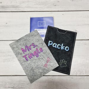 Impfpasshülle für Hund und Katze Color Schrift; Impfausweis; Heimtierausweis aus Filz; bestickt und personalisiert