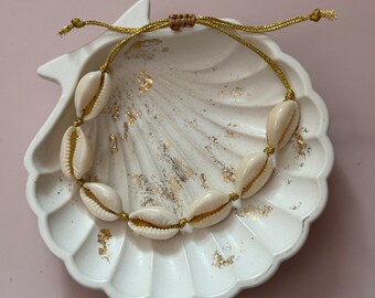 Shell bracelet Kauri knotted GOLD THREAD
