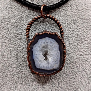 Mini agate and quartz geode necklace, Agate geode pendant, quartz geode necklace, Geode jewelry, Witchy necklace, Agate geode with crystals