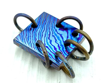 Colgante cuadrado de damasco de titanio arco iris con seis anillos de titanio, joyería de titanio, colgante de titanio, colgante Mokuti, titanio forjado