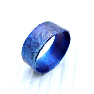 Gehämmert Blau Titan Ring - hypoallergen und geschmiedet Titan Schmuck Ring. Rustikaler Titanring. Brutalist Ring. Gehämmert Ring