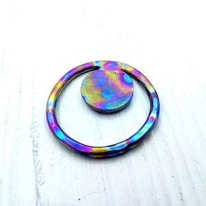 Cerchio arcobaleno e ciondolo in titanio con disco, ciondolo con cerchi in titanio forgiato, ciondolo ipoallergenico, cerchi rotondi martellati, titanio arcobaleno
