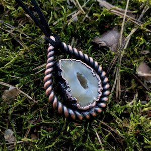 Fantasy quartz geode slice necklace, Geologist gift, Mini agate geode pendant, Quartz jewelry, Geode halve jewelry, Geode lover gift