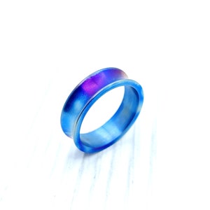 Blauer Titanring mit Rille – hypoallergener Titan-Schmuckring. Rustikaler Titanring. Brutalistischer Ring. Nutring