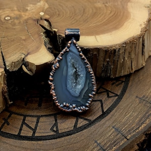Mini agate and quartz geode necklace, Agate geode pendant, quartz geode necklace, Geode jewelry, Witchy necklace, Agate geode with crystals
