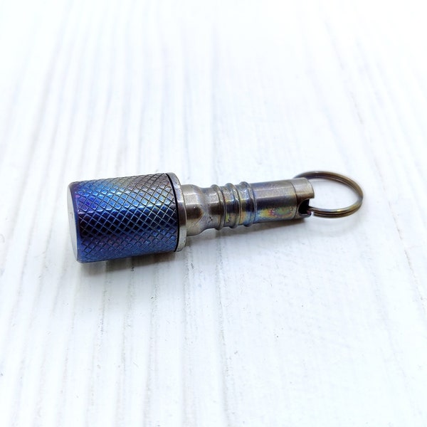 Porte-clés capsule en titane Stielhandgranate - Un accessoire EDC à 2 niveaux avec un design unique et un rangement polyvalent