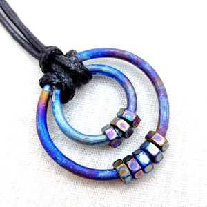 Ciondolo Steampunk in titanio con due cerchi forgiati e 8 dadi esagonali - Eleganza industriale con anelli in titanio arcobaleno