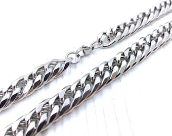 Heavy-Duty Stainless Steel Chain: A Bold and Robust Men&#39;s Jewelry Chain for Industrial and Brutalist Style