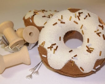 Nadelkissen Donut Nähkissen 'Mascarpone trifft Nougat' in Cremeweiß/Nougat