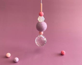 großer Sonnenfänger mit Filzkugel und bunten Silikonperlen | stilvolles Wohnaccessoire & Geschenkidee mit Regenbogeneffekt