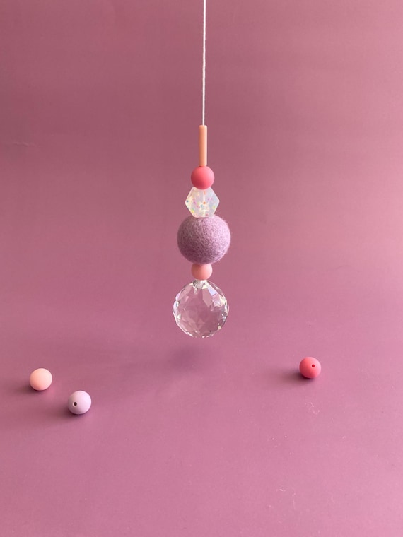 großer Sonnenfänger mit Filzkugel und bunten Silikonperlen | stilvolles Wohnaccessoire & Geschenkidee mit Regenbogeneffekt