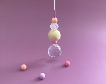 großer Sonnenfänger mit Filzkugel und bunten Silikonperlen | stilvolles Wohnaccessoire & Geschenkidee mit Regenbogeneffekt