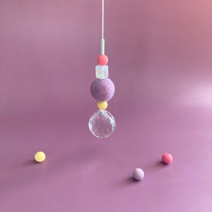 großer Sonnenfänger mit Filzkugel und bunten Silikonperlen | stilvolles Wohnaccessoire & Geschenkidee mit Regenbogeneffekt