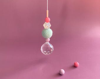 Atrapasueños grande con bola de fieltro y cuentas de silicona de colores | Accesorio elegante para el hogar y una idea de regalo con efecto arcoíris