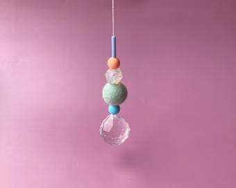 großer Sonnenfänger mit Filzkugel und bunten Silikonperlen | stilvolles Wohnaccessoire & Geschenkidee mit Regenbogeneffekt