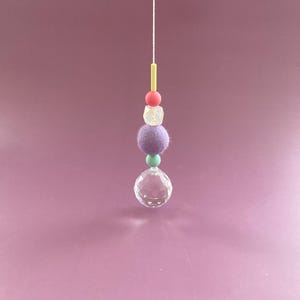 Grande acchiappasole con sfera in feltro e perline colorate in silicone | elegante accessorio per la casa e idea regalo con effetto arcobaleno