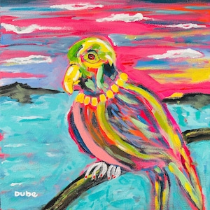 以下が含まれることがあります： 鮮やかな夕焼けを背景にしたカラフルなオウムの絵画。このアートワークは、黄色、緑、ピンク、青の大胆なストロークで描かれた、枝にとまるオウムが特徴です。背景には、白い雲と水面のあるピンクと青の空が描かれています。