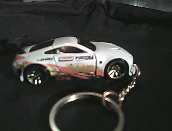 Custom Keychain Nissan 350z White With Gold Rims