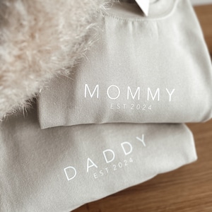 DADDY MOMMY sweater, personalized with year, beige/sand, unisex