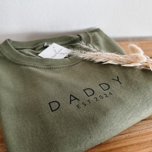 DADDY Shirt personalized with year olive green, size S image 2