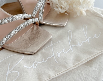 Bag for bridal shoes with a center bar