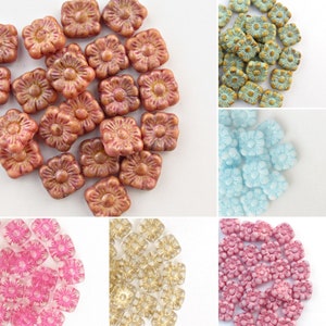 Può includere: Assortimento di perline di vetro a forma di fiore in vari colori, tra cui rosa, blu, oro e marrone. Le perline sono tutte di forma quadrata e presentano un motivo a fiore in rilievo.