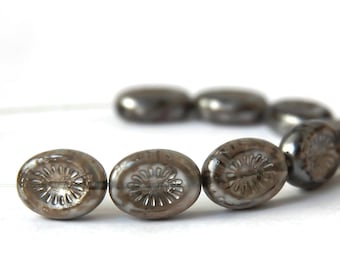 チェコガラスビーズ　キウイ　イエローu0026ブロンズ　2個　チェコビーズ　黄色 キウイフルーツチェコガラスビーズ：不透明栗色、グリーンウォッシュ