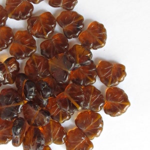 20 oder 100 Stück dunkelbraune Ahornblätter Tschechische Glasblatt Perlen - 11 mm x 13 mm -Schmuckherstellung Zubehör