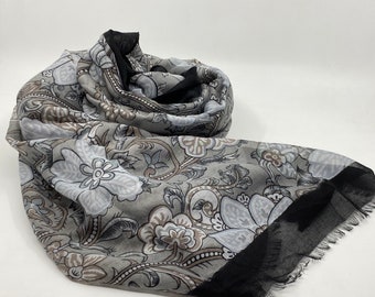 Elegant viscose cotton scarf with floral print!