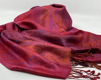 Magenta: Fashionable silk scarf