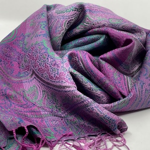 Play of colors: Elegant silk scarf for him or her!