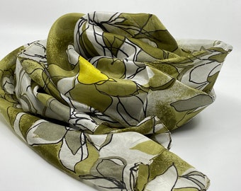 Elegance: Feather-light silk scarf