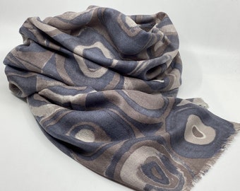 Fine cashmere scarf with a modern print in 4 colors!