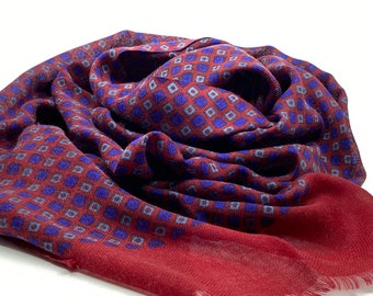 Fine, elegant cashmere scarf with a graphic pattern