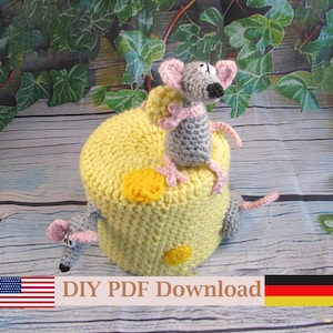 Könnte beinhalten: Ein gehäkeltes, gelbes käseförmiges Objekt mit zwei grauen Mäusen. Die Mäuse haben rosa Ohren und Füße. Der Text "DIY PDF Download" wird unten im Bild angezeigt.